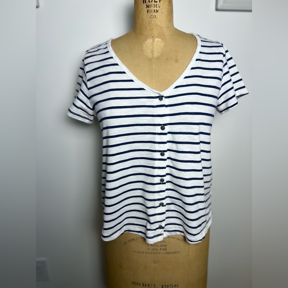 Old Navy navy and white striped women’s v-neck t-shirt XS 
Tee